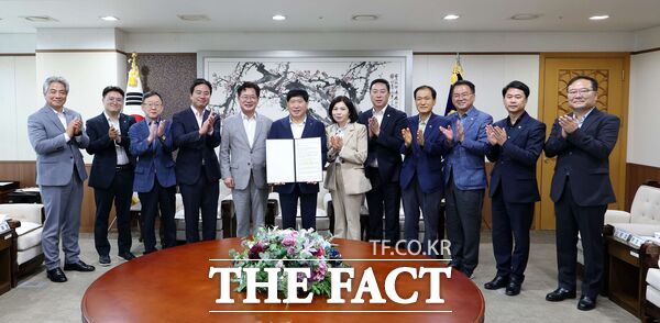 대전·충남 행정통합 특별위원회가 25일 충남도의회를 방문해 대전·충남 행정통합과 관련한 공식 서한문을 전달했다./대전시의회