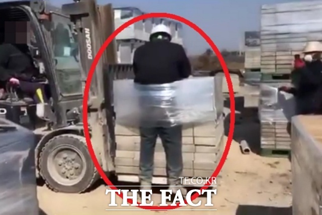 전남 나주에서 이주노동자를 벽돌제품과 함께 결박해 지게차로 들어 올리는 영상이 공개돼 논란이 되고있다./ 전남이주노동자인권네크워크 제공