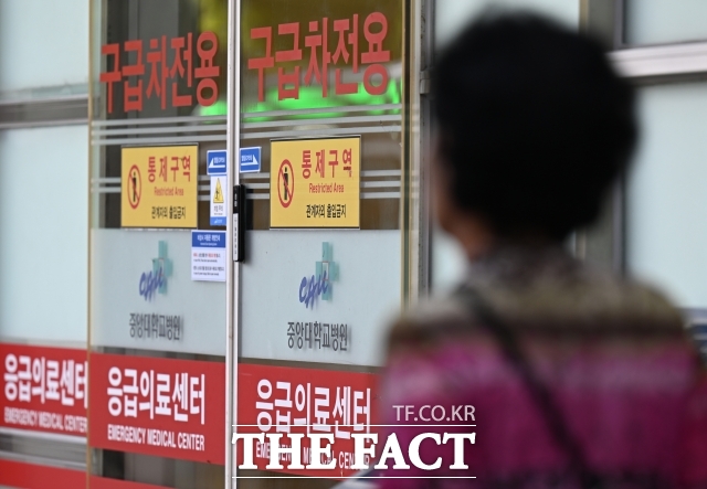 교육부는 25일 입장문을 내 의대생 복귀 방안에 대한 의과대학선진화를 위한 총장협의회(의총협)의 입장을 존중한다며 필요한 행·재정적 지원을 적극적으로 추진할 것이라고 밝혔다. 사진은 서울의 한 대학병원 응급의료센터의 모습./이새롬 기자