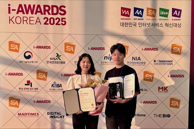 LG유플러스 직원이 전날 시상식에서 기념 촬영을 하고 있다. /LG유플러스