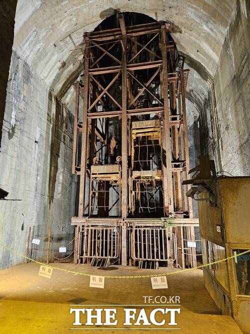 산업통상자원부 25일 충북 제천시에 있는 대성 MDI 제천사업소 석회석광산을 방문해 여름철 집중호우 및 폭염을 대비한 광산 안전관리 방안을 논의하고, 광산 내 취약시설 등을 점검했다. 사진은 폐광후 체험공간으로 바뀐 국내 한 광산 내부. /더팩트 DB