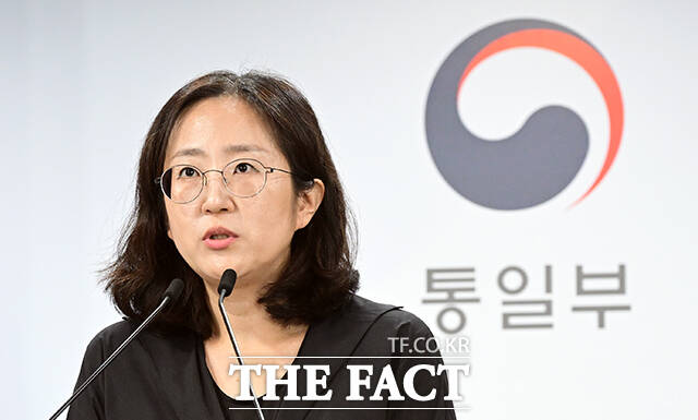 장윤정 통일부 부대변인이 25일 오전 서울 종로구 정부서울청사에서 정례브리핑을 하고 있다. /임영무 기자