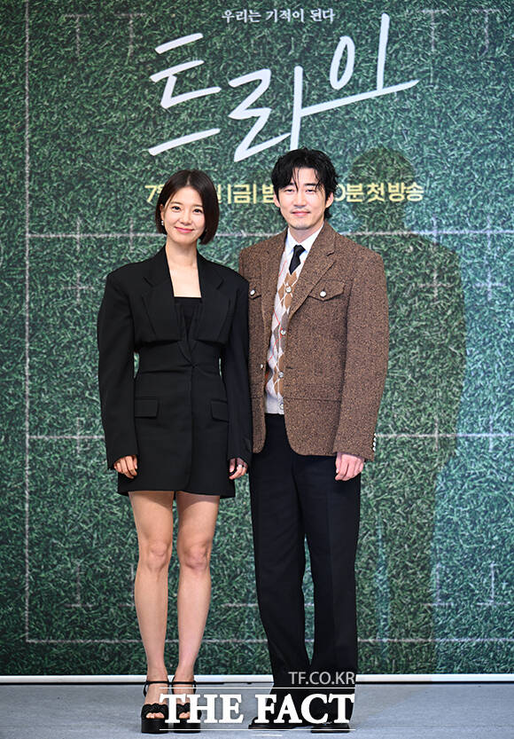 포즈 취하는 임세미와 윤계상.