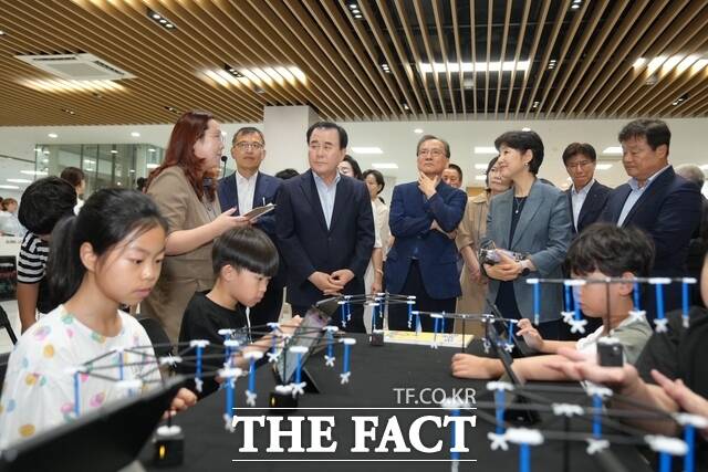 25일 호서대학교 아산캠퍼스서 열린 충남 제1권역 라이즈 늘봄 한마당에 김지철 교육감을 비롯한 내빈들이 학생들의 체험공간을 둘러보고 있다. /충남교육청