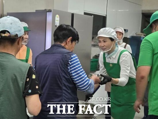 지난 24일 김혜경 여사(오른쪽 3번째)가 비공개 일정으로 경기 가평군 북면 백둔리 수해현장을 찾아 급식봉사에 참여, 수해 피해 주민들에게 배식을 하고 있다. /가평군