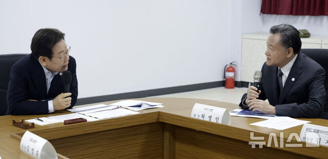 25일 경기 시흥시 SPC삼립 시화공장에서 열린 산업재해 근절 현장 노사간담회에서 이재명 대통령과 허영인 SPC그룹 회장이발언하고 있다. /뉴시스