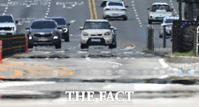 서울 전역에 폭염경보가 발효된 24일 오후 서울 송파구 송파대로 일대 도로에 아지랑이가 피어오르고 있다. /박헌우 기자