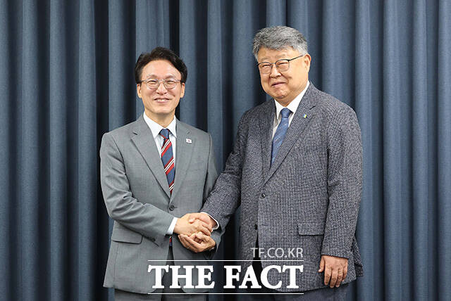 김민석 국무총리는 25일 개신교계와 만나 사회적 약자를 돕기 위한 정부와 교계의 논의 채널을 개설하겠다고 밝혔다. 사진은 김 총리(왼쪽)와 김종혁 한국교회총연합 대표회장이 만난 모습. /청사사진기자단