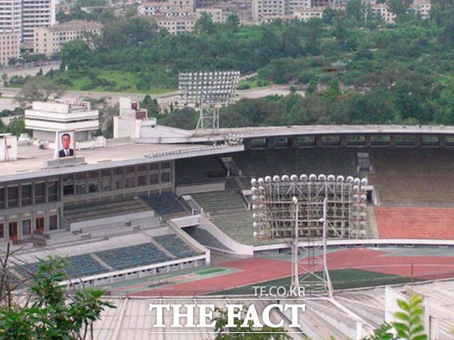 북한 노동당 기관지 노동신문은 23일 프라카리 회장을 필두로 한 WBSC 대표단이 전날 김일성경기장을 비롯한 체육시설을 돌아본 뒤 북한 선수들의 5인 야구 시범경기를 관람했다고 보도했다. 사진은 지난 2019년 10월 15일 2022 FIFA 카타르 월드컵 아시아 2차 예선 H조 3차전 한국 vs 북한 경기를 앞두고 촬영된 김일성경기장. /뉴시스