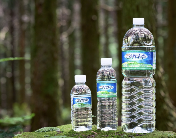 지난 24일 삼다수 유통을 담당할 위탁사업자 입찰이 마감된 가운데 총 11개 업체가 제안서를 제출했다. /제주개발공사