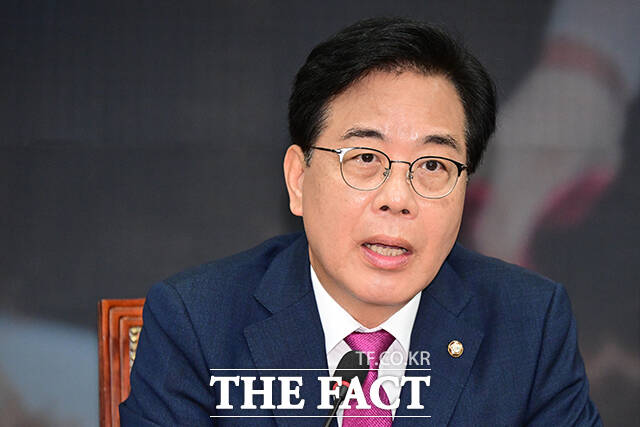 송언석 국민의힘 비상대책위원장은 25일 자당 의원에 대한 특검의 압수수색과 관련해 야당 탄압을 위한 정치 특검의 무차별적인 압수수색을 강력히 규탄한다고 밝혔다. 사진은 송 위원장이 전날 오전 서울 여의도 국회에서 열린 비상대책위원회의에서 모두발언을 하고 있는 모습. /남윤호 기자