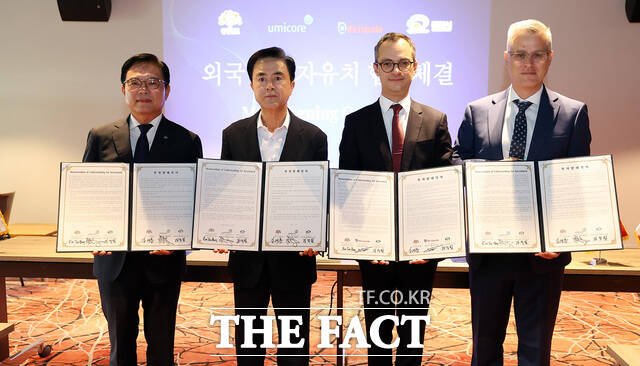 김태흠 충남도지사가 외자 유치와 2027 충청 유니버시아드대회 대회기 인수 등을 위해 유럽 출장 중인 가운데 프랑스 유미코아, 에어리퀴드와 6000만 달러 규모의 투자협약을 체결했다. 왼쪽부터 김석필 천안시장 권한대행, 김태흠 충남도지사, 부리콜라 푸아리앙 에어리퀴드코리아 대표. 매트 체레바티 유미코아 수석 부사장. /충남도