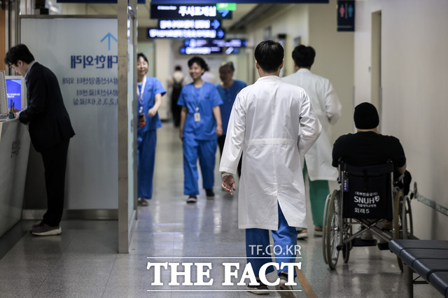 서울시내 대학병원에서 의료진이 이동하고 있다. /뉴시스