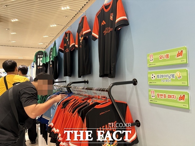 한 남성이 25일 오픈한 K-리그 주토피아 팝업스토어에서 유니폼을 고르고 있다. /문화영 기자