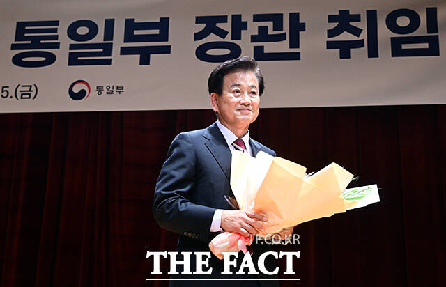 정동영 신임 통일부 장관은 25일 정부서울청사 별관에서 열린 취임사를 통해 북한의 책임 있는 당국자들에게 제안한다. 이제 강대강의 시간을 끝내고 선대선의 시간으로 바꿔야 한다고 밝혔다. /임영무 기자