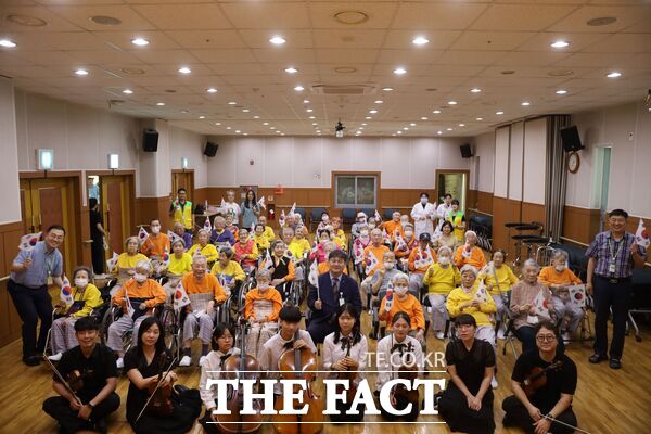 대전보훈요양원이 25일 대전 지역 소속 학생 15명으로 구성된 라온청소년오케스트라와 연계해 입소 어르신께 수준 높은 오케스트라 공연 관람 기회를 제공하는 힐링 음악회를 개최했다. /대전보훈요양원