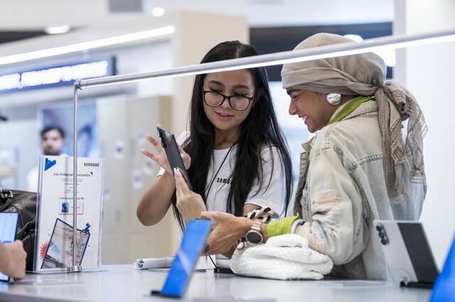 아랍에미리트 두바이에 있는 한 매장에서 고객들이 갤럭시Z폴드7을 체험하고 있다. /삼성전자