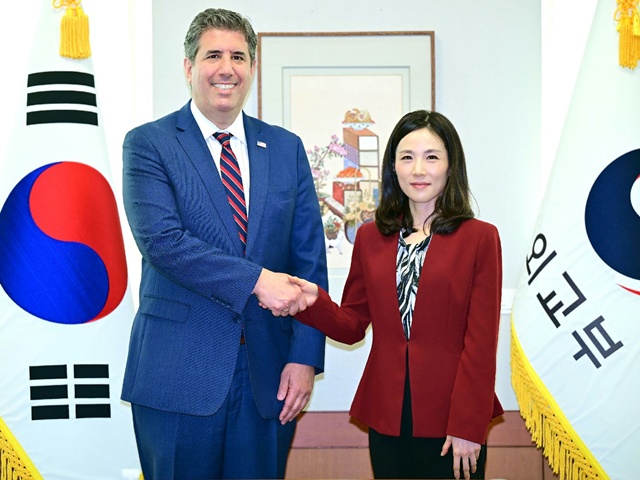 외교부는 김진아 2차관이 방한 중인 마이클 리가스 미국 국무부 관리·자원 담당 부장관과 25일 면담을 갖고 한미 관계 전반에 관한 의견을 교환했다고 밝혔다. 사진은 리가스 부장관(왼쪽)과 김 차관. /외교부
