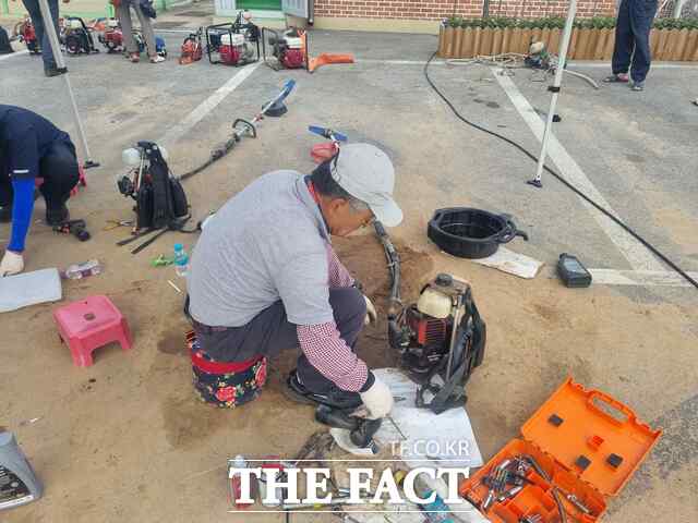 당진시농업기술센터는 정미면 모평리 마을회관에서 폭우로 침수된 농기계를 대상으로 긴급 수리 지원을 실시했다. /당진시