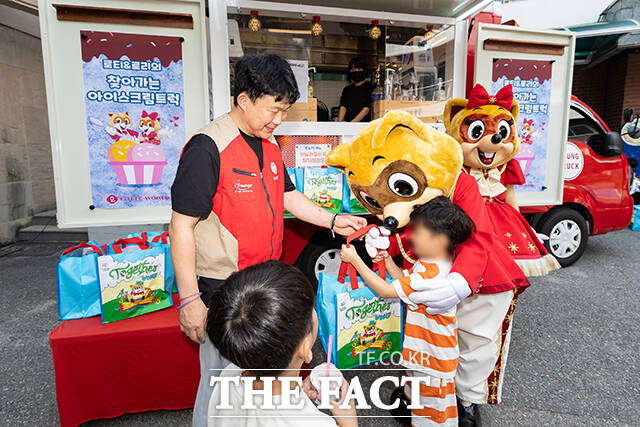 롯데월드가 24일 여름방학을 맞아 서울시 강동구 강동꿈마을을 방문해 아동청소년 보육시설에 사랑의 선물꾸러미를 전달했다. /롯데월드