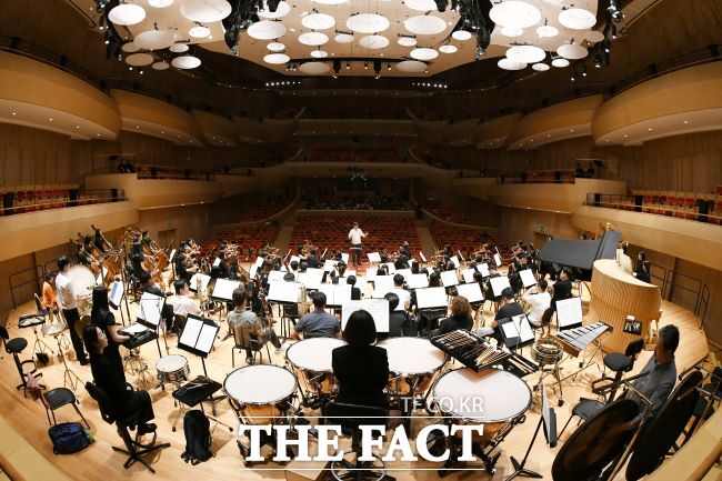 부천필이 ‘ROMA’ 공개 리허설을 하고 있다./부천시