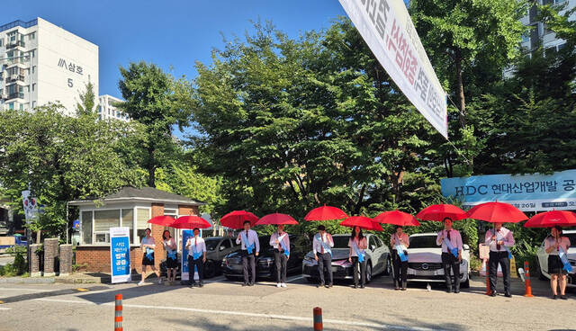 HDC현대산업개발은 방배신삼호 재건축 조합원 대상 도열 인사를 진행했다고 25일 밝혔다. /HDC현대산업개발