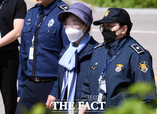 잔고증명서를 위조한 혐의로 복역해 온 윤석열 대통령 장모인 최은순 씨가 지난해 5월14일 오전 서울 송파구 동부구치소에서 구속 299일 만에 출소하고 있다. /이새롬 기자