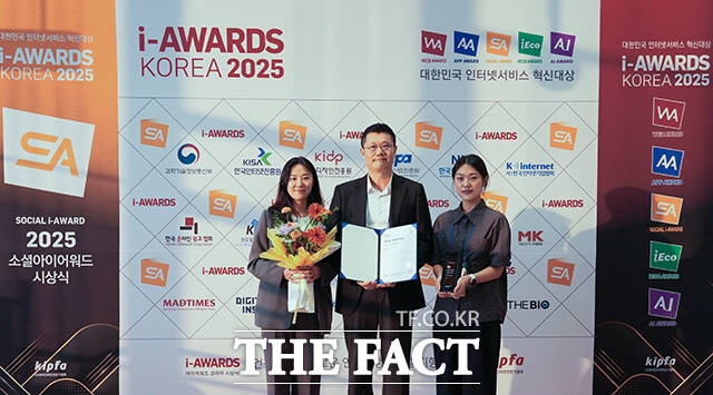 코엑스 홍보CS팀 직원들이 소셜아이어워드 2025 문화 분야 인스타그램 대상 수상 기념 사진을 촬영하고 있다. /코엑스