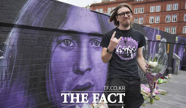 오지 오스본을 추모하기 위해 꽃을 들고 있는 팬. /버밍엄=AP.뉴시스