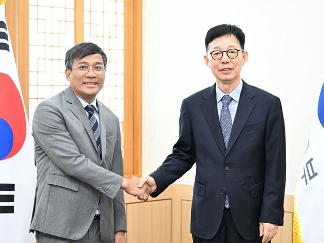 박윤주 외교부 1차관은 25일 오후 서울 외교부 청사에서 응우옌 밍 부 베트남 외교부 수석 차관과 회담을 갖고 양국관계와 한반도 정세 등에 대해 논의했다. 사진은 이날 박 차관(오른쪽)이 부 차관과 악수하는 모습. /외교부