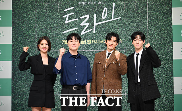 배우 임세미와 장영석 감독, 배우 윤계상, 김요한(왼쪽부터)이 25일 오후 서울 서울 양천구 목동 SBS에서 열린 SBS 금토드라마 트라이: 우리는 기적이 된다 제작발표회에 참석해 포즈를 취하고 있다. /박헌우 기자