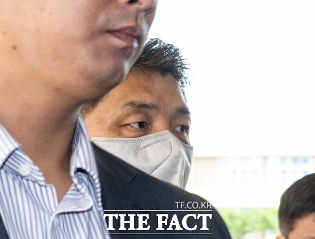 김범수 카카오 경영쇄신위원장이 30일 오전 서울 양천구 서울남부지방법원에서 열린 자본시장법 위반 혐의 공판에 출석하고 있다. /박헌우 기자