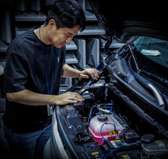 현대위아의 한 연구원이 25일 경기도 의왕시 현대위아 열관리시험동에서 공조 시스템 시험을 진행하고 있다. /현대위아