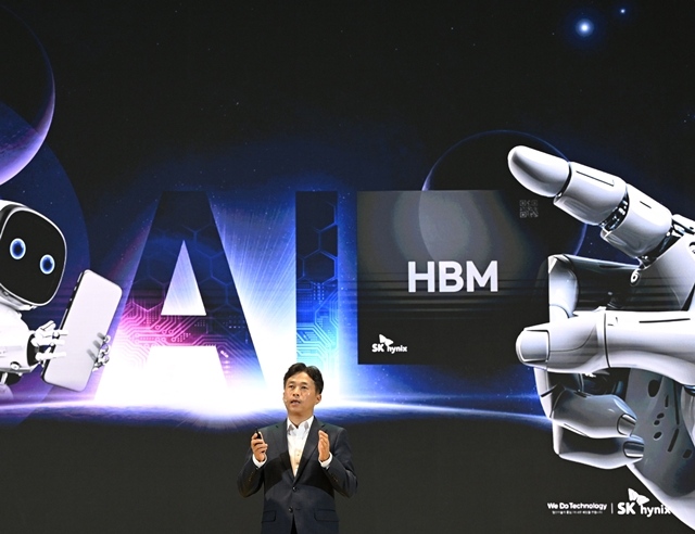 곽노정 SK하이닉스 사장이 지난해 11월 열린 SK AI 서밋 2024에서 HBM 전략에 관해 설명하고 있다. /더팩트 DB