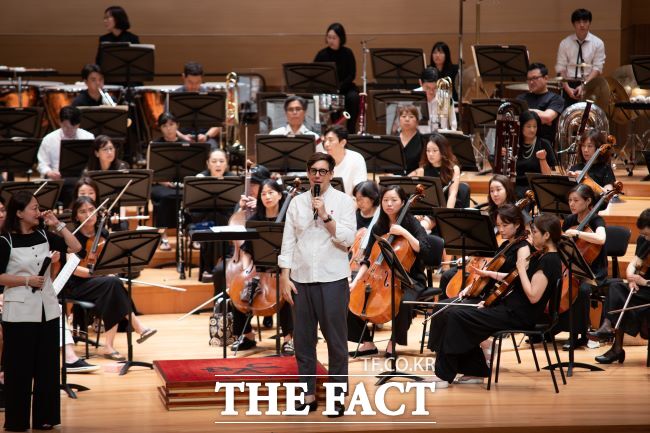 아드리앙 페뤼숑 상임지휘자가 공개 리허설 전 공연에 대해 설명하고 있다./부천시