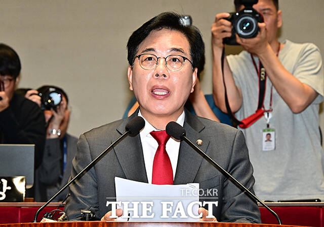 송언석 국민의힘 비상대책위원장 겸 원내대표가 23일 오전 서울 여의도 국회에서 열린 의원총회에 참석해 모두발언을 하는 모습. /배정한 기자