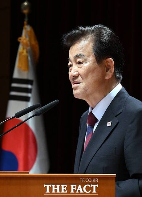 정 장관은 이날 올해 12월 26일은 시인 김소월이 진달래 꽃을 펴낸 지 꼭 100년이 되는 날이라며 100년 공동 행사를 같이 할 수 있다면 얼마나 좋은 일이겠느냐라고 말했다. /임영무 기자