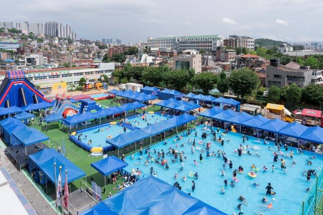 성북구에 있는 서울숭덕초 운동장, 우이천 다목적 광장, 길음1동 7단지 앞 공터가 여름방학 동안 대형 물놀이장으로 변신한다. /성북구