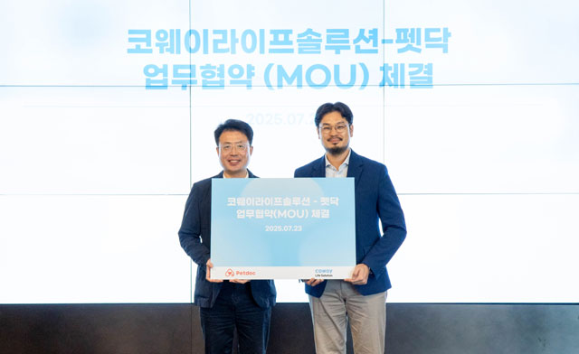 지난 23일 서울 구로구 지타워 코웨이라이프솔루션 본사에서 열린 협약식에서 김명곤 코웨이라이프솔루션 대표이사(왼쪽)와 오태환 펫닥 대표이사(오른쪽)가 기념 촬영을 하고 있다. /코웨이라이프솔루션