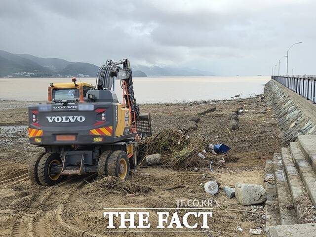 사천시가 대형 장비 및 인력을 투입해 지난 18일부터 24일까지 약 500톤의 해양쓰레기를 수거 했다./사천시