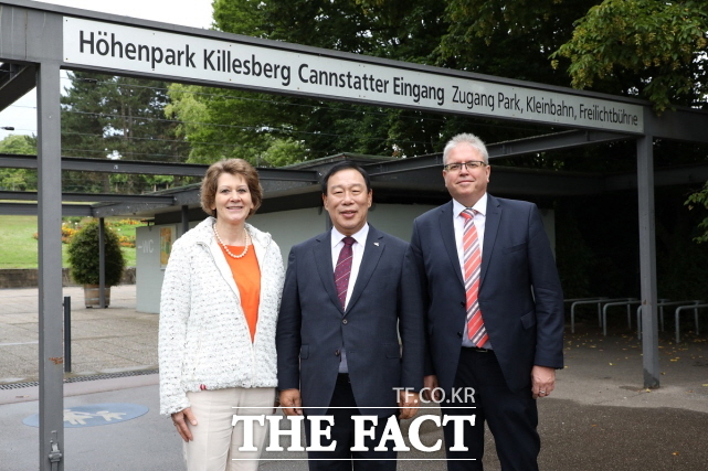 최민호 세종시장(가운데)이 25일 독일 슈투트가르트시 킬레스베르크 공원을 방문하고 카롤라 오르트만 슈투트가르트시 도시 녹지묘지산림 사무국장(왼쪽)과 프레드릭 슈테판 국제협력부서장(오른쪽)과 기념 촬영을 하고 있다.