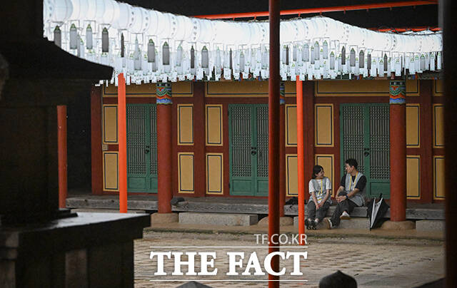 19일 밤 나는 절로, 봉선사 편 참가자 봉주와 연선이 연등 아래에서 야간 데이트를 즐기고 있다. /서예원 기자