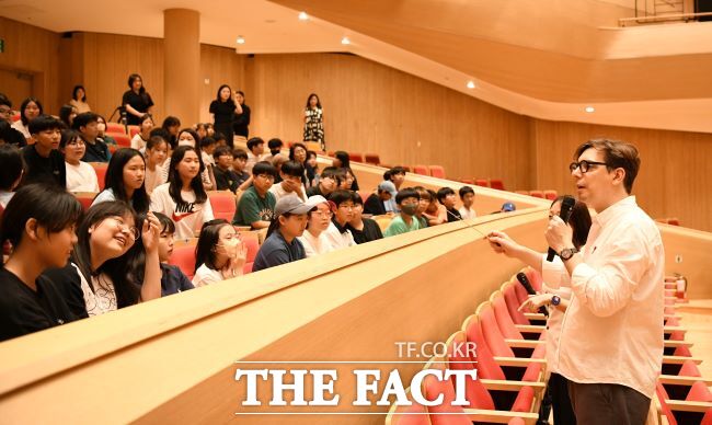 부명초 학생들이 오픈 리허설 뒤 지휘자의 이야기를 듣고 있다./부천시