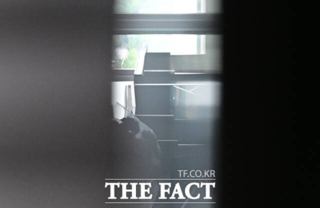 8·22 전당대회 준비 과정을 통해 자연스럽게 정국 반전을 꾀할 수 있다는 전망이 나온다. 사진은 지난 18일 오전 서울 여의도 국회 의원회관 내 이철규 국민의힘 의원실이 채상병 특검팀의 압수수색을 받은 뒤 굳게 닫혀 있는 모습. /배정한 기자