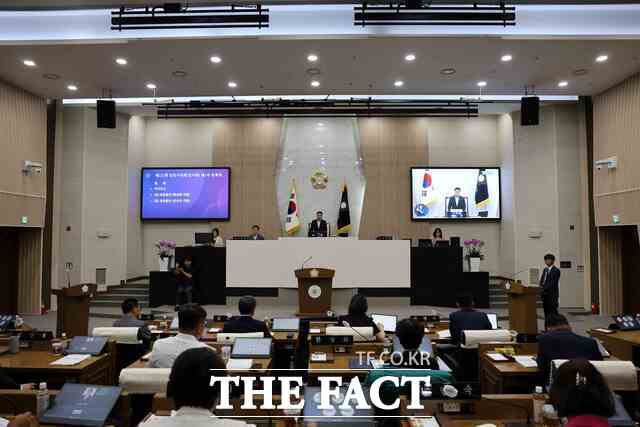 당진시의회는 25일 제121회 임시회를 열고 본격적인 의정활동에 들어갔다. /당진시의회