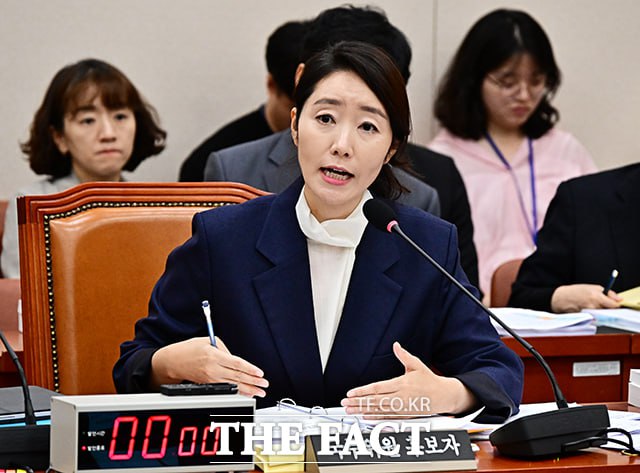 강선우 전 여성가족부 장관 후보자의 사퇴를 둘러싸고 민주당 인사들의 발언이 논란됐다. 사진은 지난 14일 열린 인사청문회에 참석해 질의에 답변하는 강 전 후보자의 모습. /배정한 기자