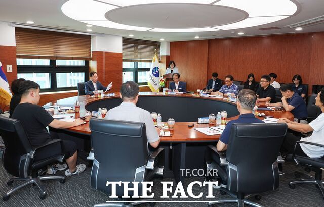 25일 대전교육청 본관 소회의실에서 물품·용역 계약업체 관계자들과 설동호 교육감이 계약분야 협의회를 갖고 있다. /대전교육청