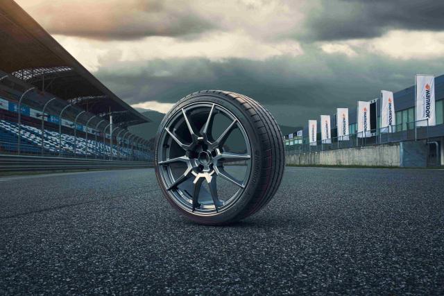 한국타이어는 현대자동차 N 퍼포먼스 파츠 공식 온오프라인 채널에 아이오닉 5 N 전용 초고성능 슈퍼 스포츠 타이어 벤투스 S1 에보 Z(Ventus S1 evo Z) 21인치 제품을 교체용 타이어로 독점 공급한다. 벤투스 S1 에보 Z. /한국타이어