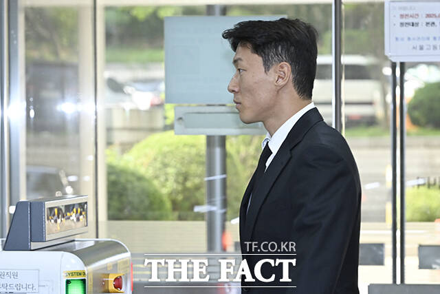 황의조는 지난 2022년 피해자 2명의 동의 없이 성관계 영상을 불법촬영한 혐의로 2024년 기소됐다. /서울중앙지방법원= 장윤석 기자