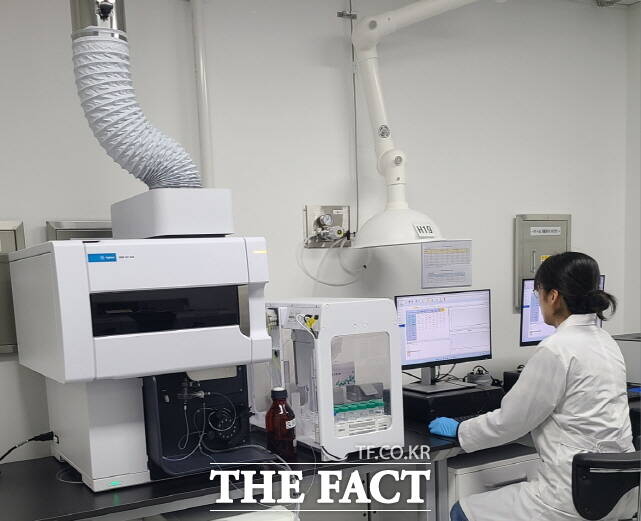 농업환경연구관 종합검정실 기기 분석 모습. /공주시